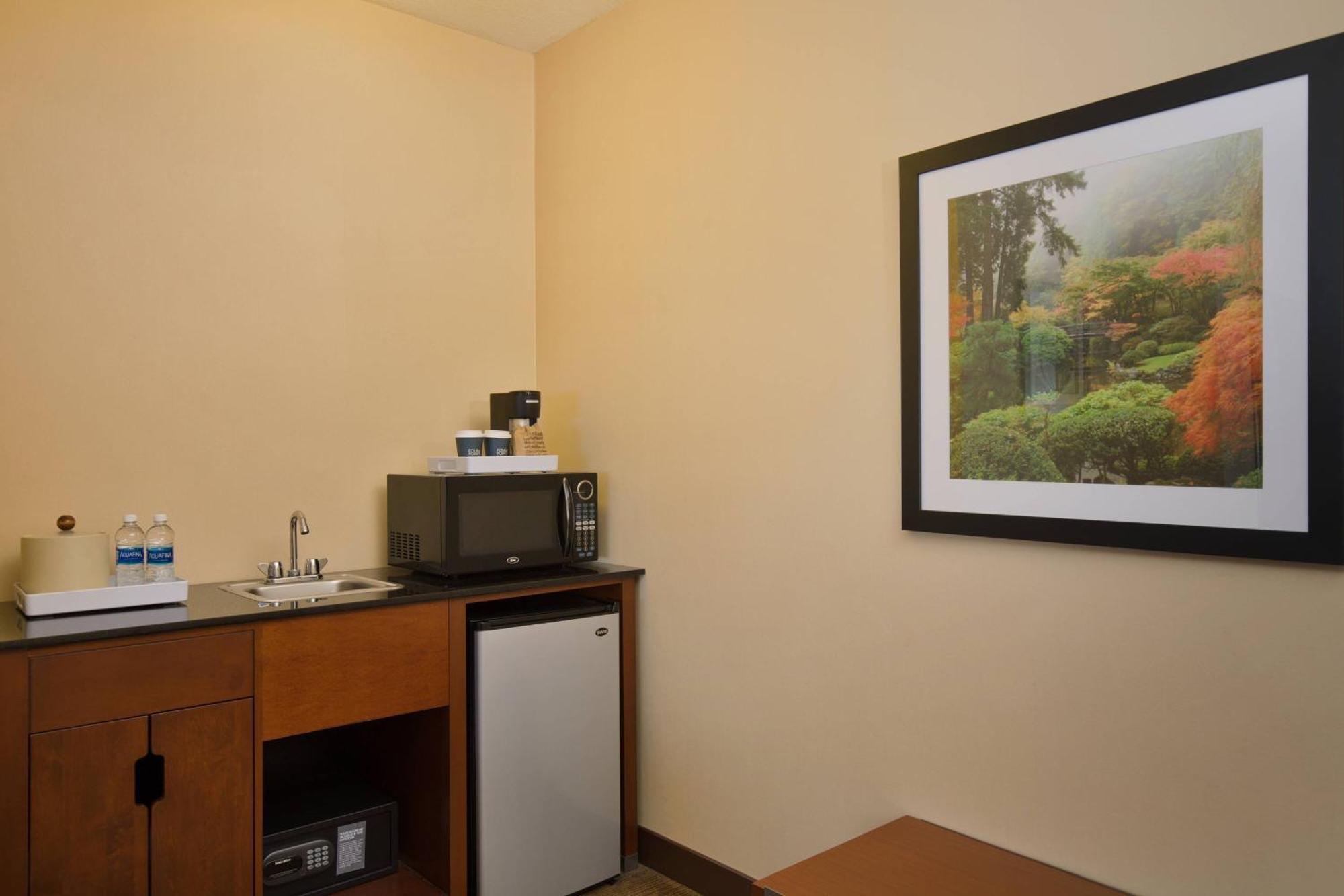Four Points By Sheraton Portland East Fairview Екстериор снимка