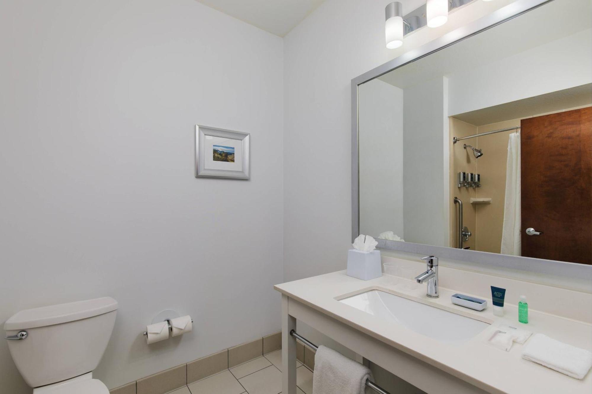 Four Points By Sheraton Portland East Fairview Екстериор снимка